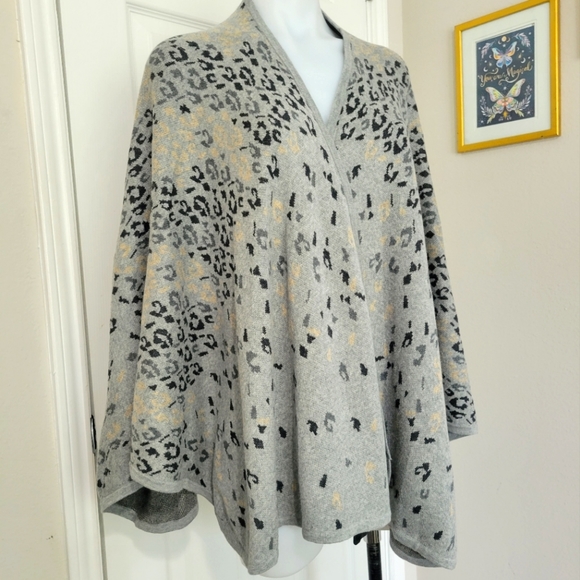 cabi Gigi Sweater Cape Gray Snow Leopard Print O/S Like New 100% Cotton - Picture 2 of 9